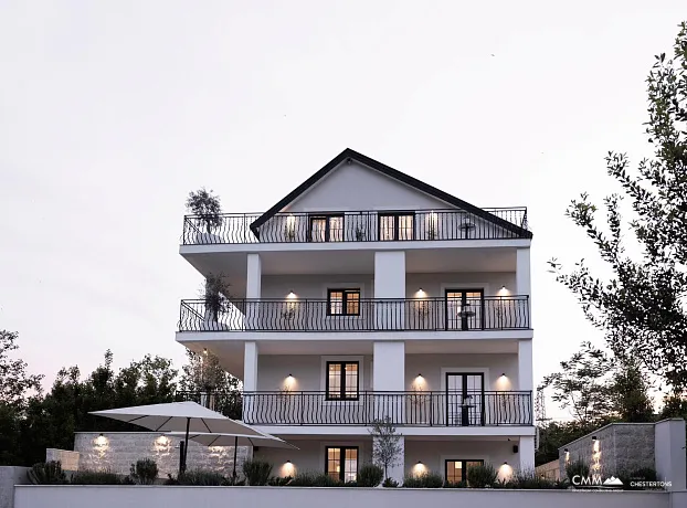 Tivat'ta Butik Dairelere Sahip Büyüleyici Villa